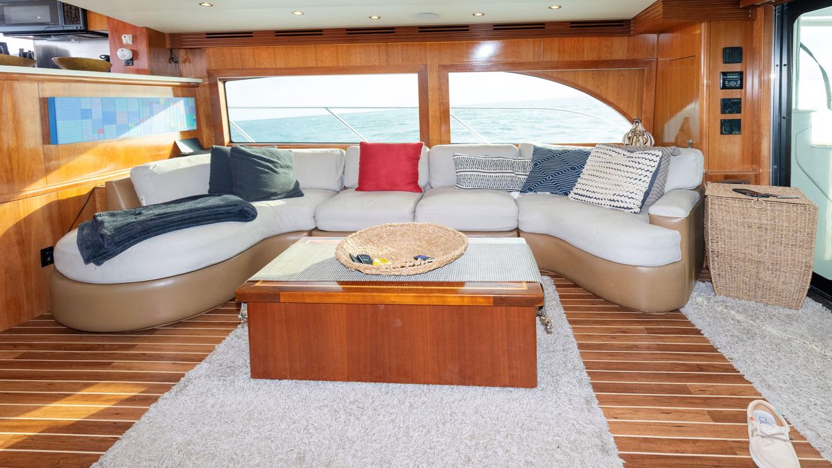 2007 Hatteras 64 