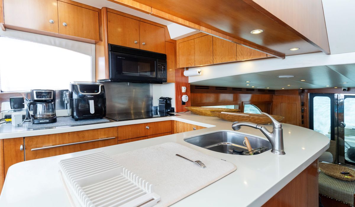 2007 Hatteras 64 