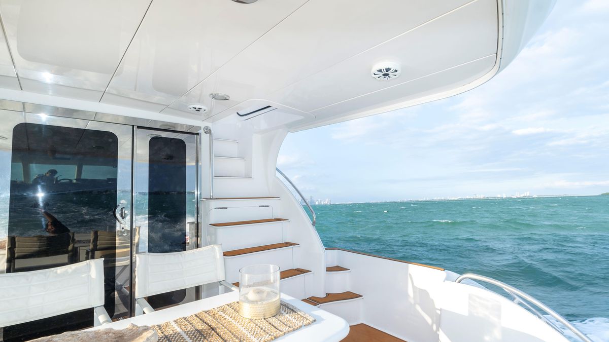 2007 Hatteras 64 