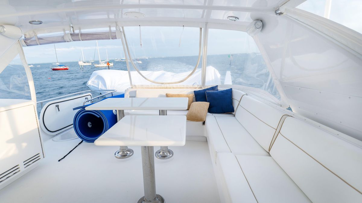 2007 Hatteras 64 