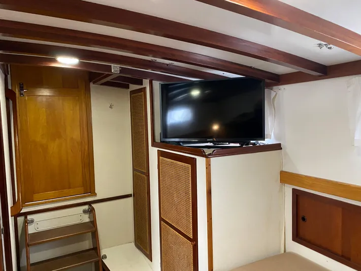 Lord Stanley Yacht Photos Pics Interior of 1988 Lyman-Morse Jarvis Newman cruiser with TV, wooden accents, and cozy cabin.