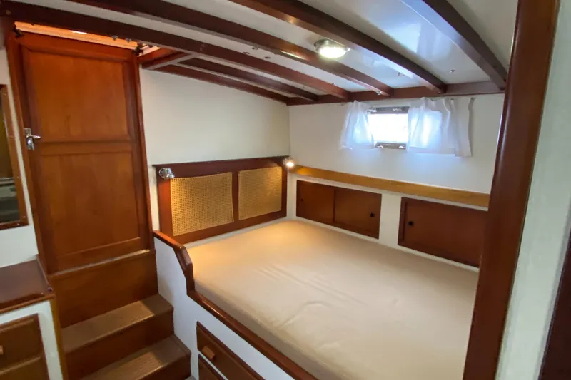 Lord Stanley Yacht Photos Pics 1988 Lyman-Morse Jarvis Newman Lobster Cruiser aft cabin with wooden interior and cozy bed.