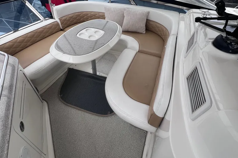  Yacht Photos Pics Luxurious seating area on a 2006 Sea Ray 52 Sedan Bridge yacht.
