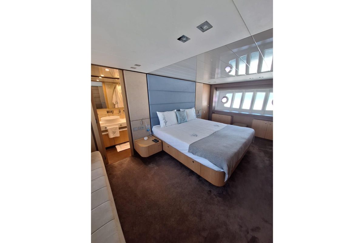 2014 Ferretti Yachts 95 