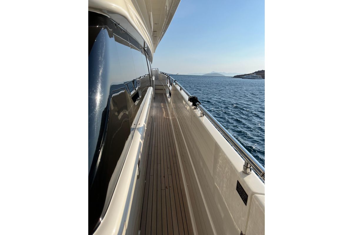 2014 Ferretti Yachts 95 