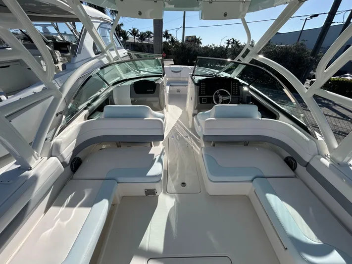  Yacht Photos Pics 2020 Robalo 317 Dc - Image 5