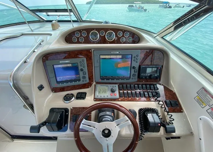 Vamonos Yacht Photos Pics Control panel of a 2001 Sea Ray 340 Amberjack boat with navigation equipment.
