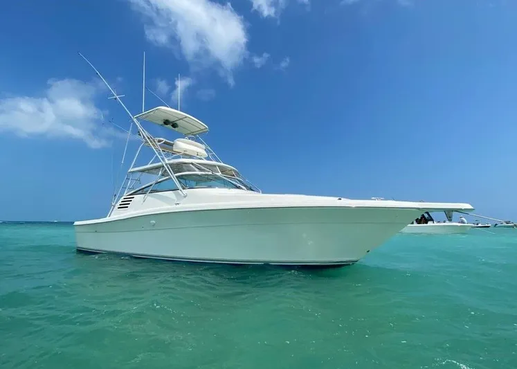 Vamonos Yacht Photos Pics 2001 Sea Ray 340 Amberjack boat on clear turquoise water under blue sky.