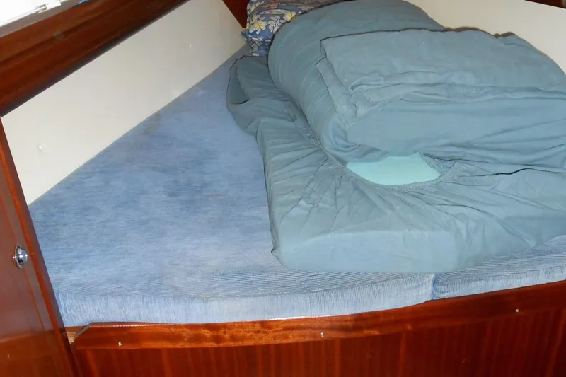 Pilitak Yacht Photos Pics Cozy cabin bed in 2001 Bavaria 37 sailboat with blue bedding.