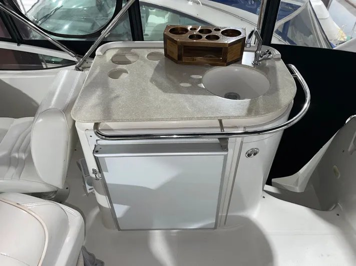  Yacht Photos Pics 2005 Carver 42 Mariner yacht interior with sink and countertop.