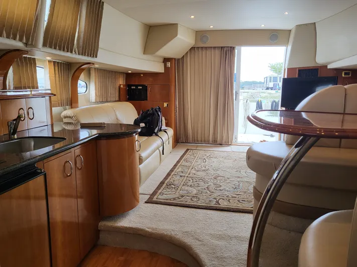  Yacht Photos Pics Interior of 2005 Carver 42 Mariner yacht, featuring elegant seating and modern amenities.