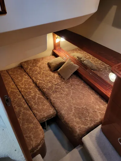  Yacht Photos Pics 2005 Carver 42 Mariner cabin interior with cushioned seating and warm lighting.