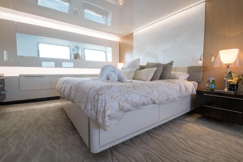 Night Fury 1 Yacht Photos Pics 