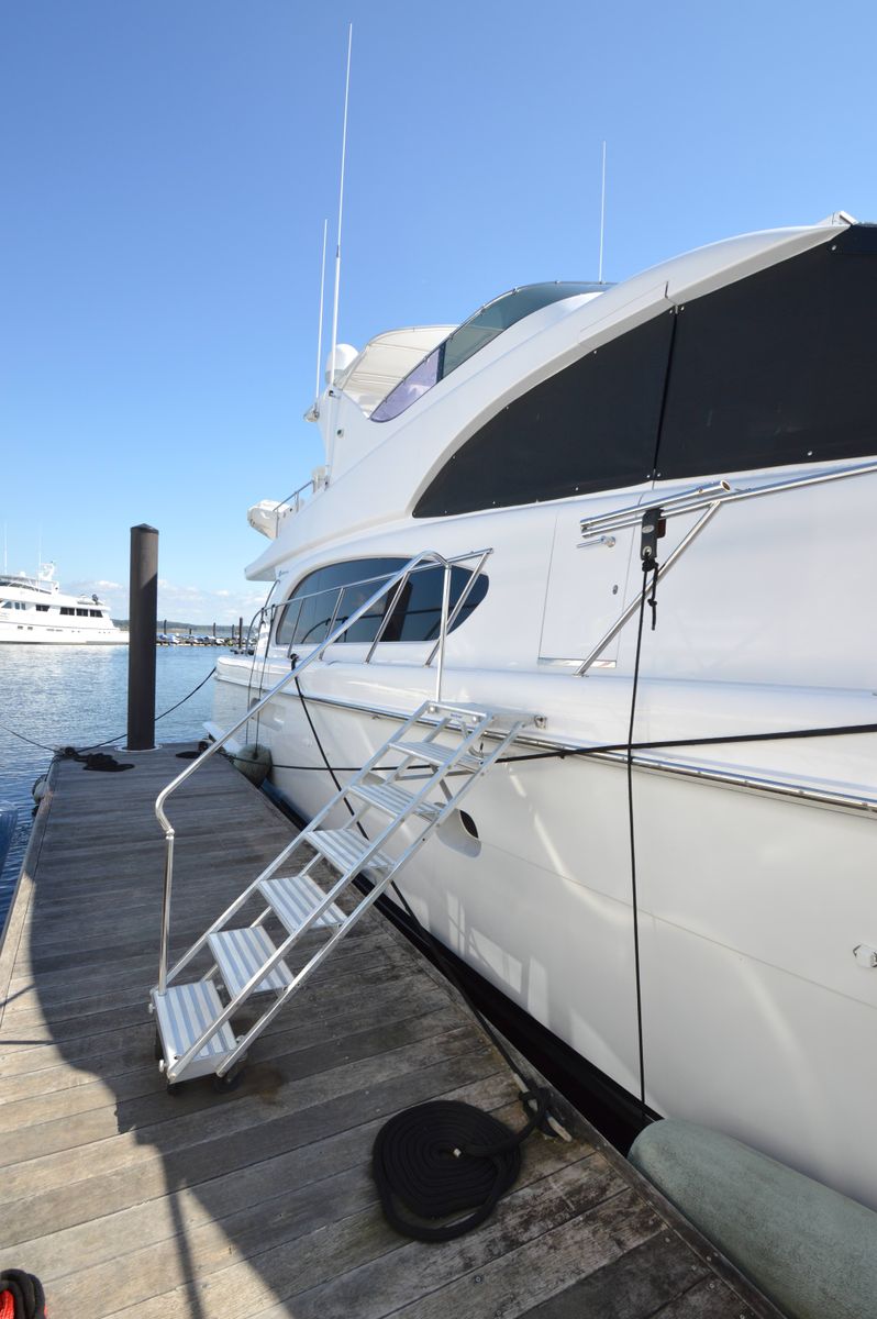 2006 Hatteras 64 