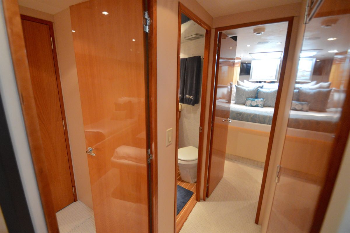 2006 Hatteras 64 