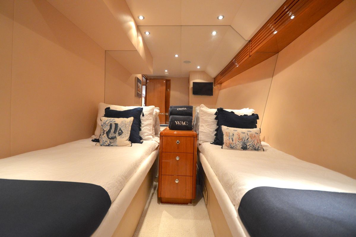 2006 Hatteras 64 