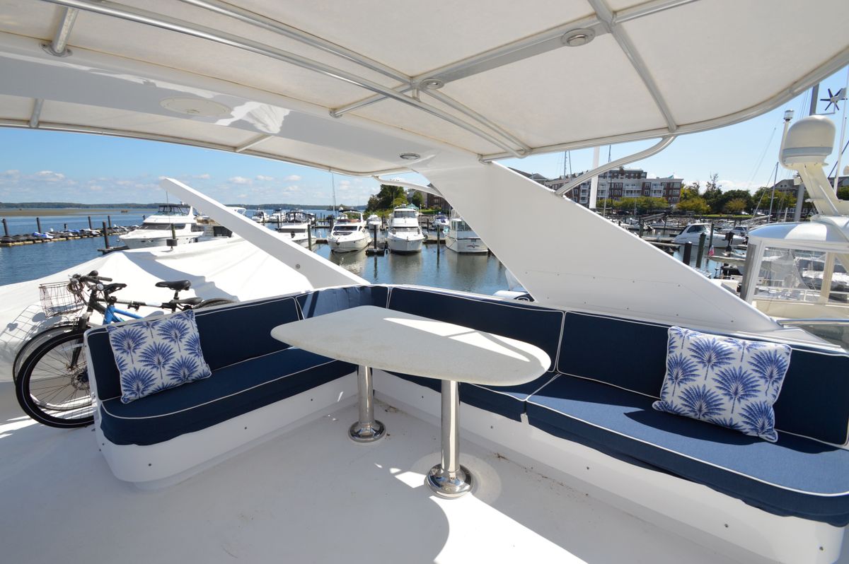 2006 Hatteras 64 