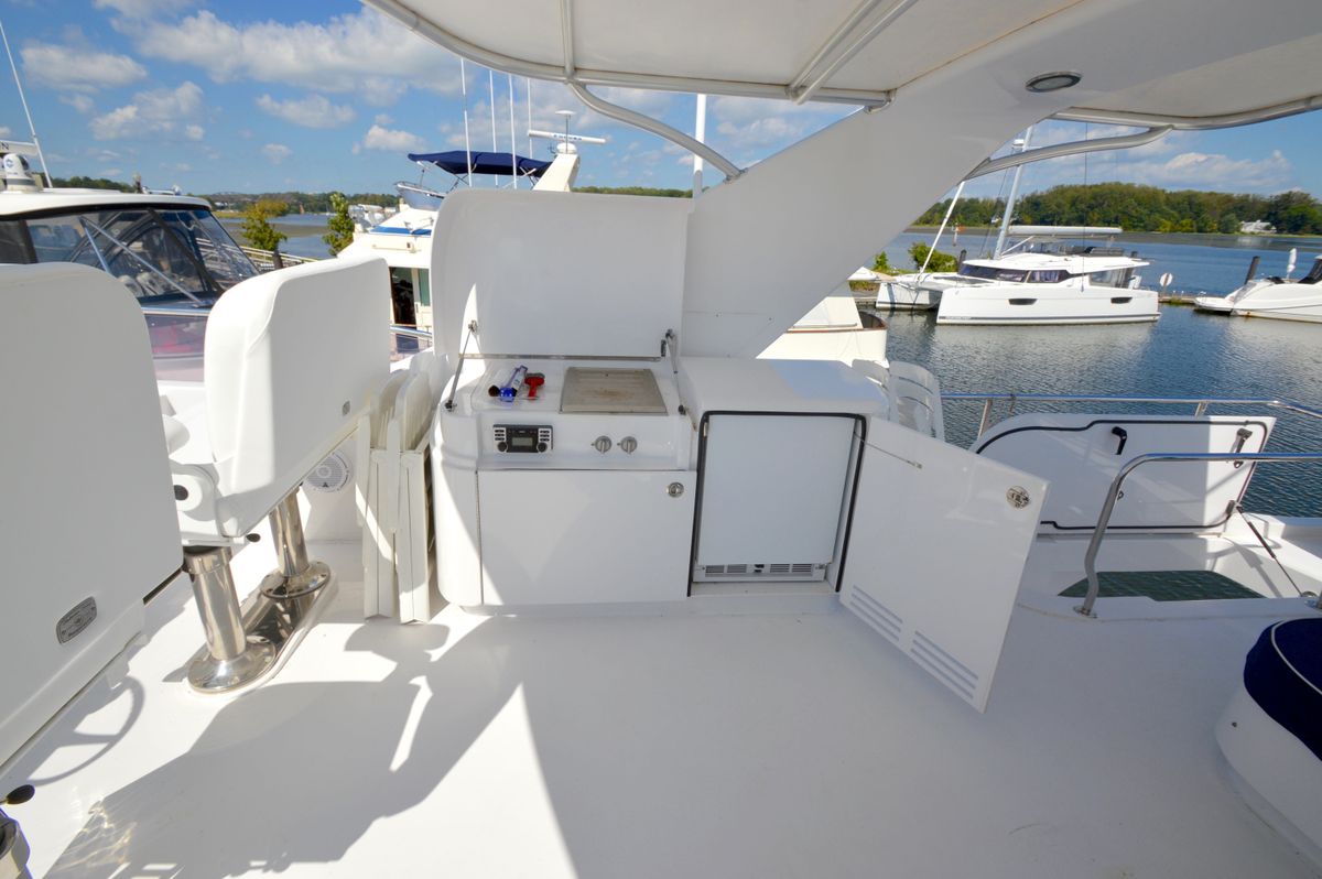 2006 Hatteras 64 