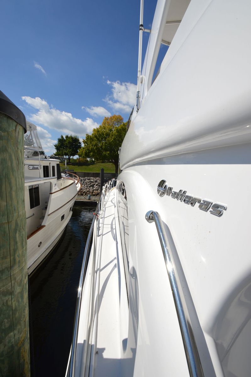 2006 Hatteras 64 