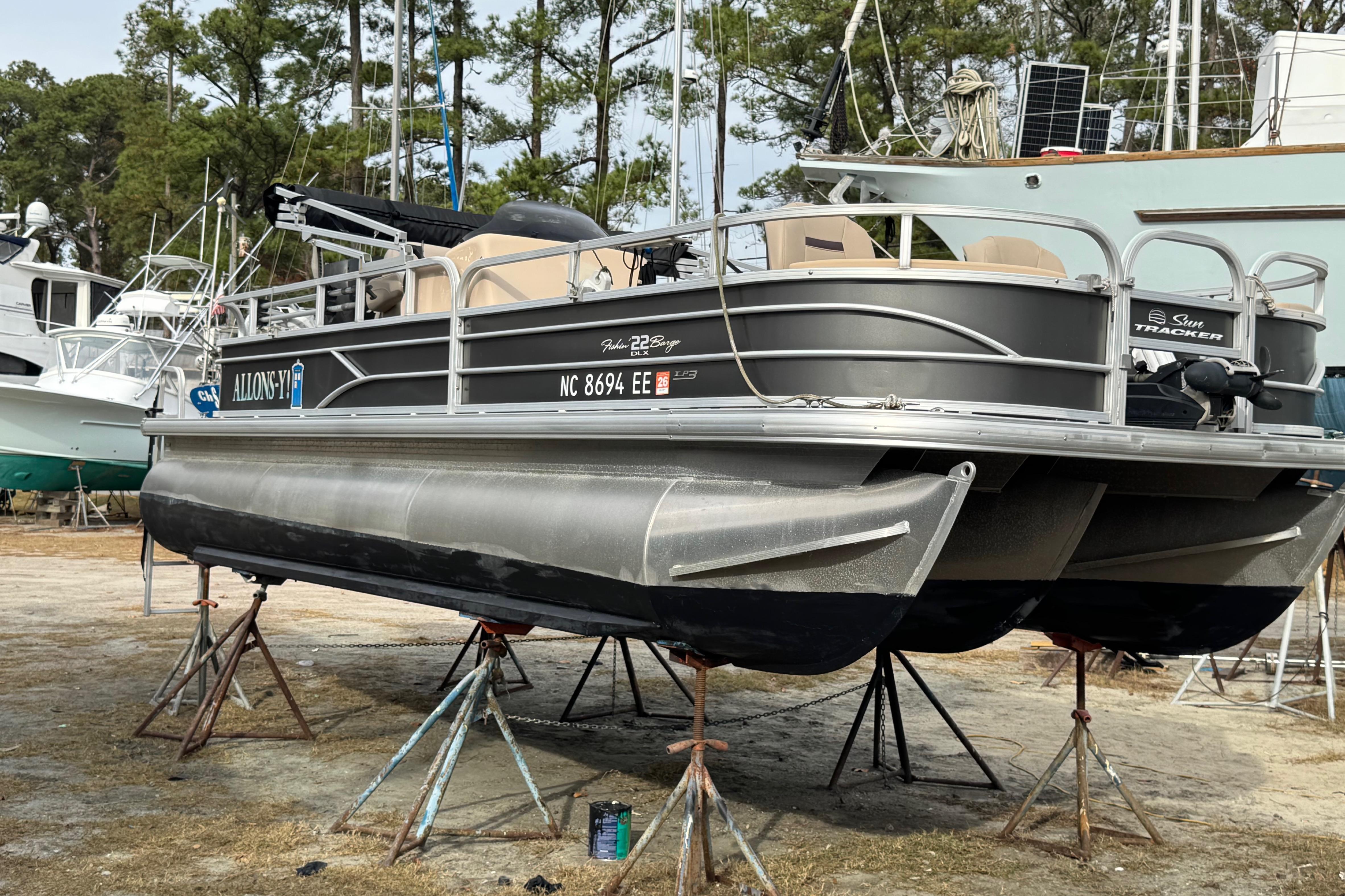 Sun Tracker Party Barge 22 Tritoon