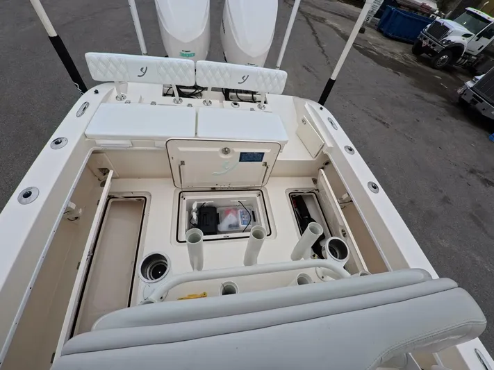  Yacht Photos Pics 2019 Young Boats 27 model, featuring a well-equipped fishing deck with rod holders and storage.