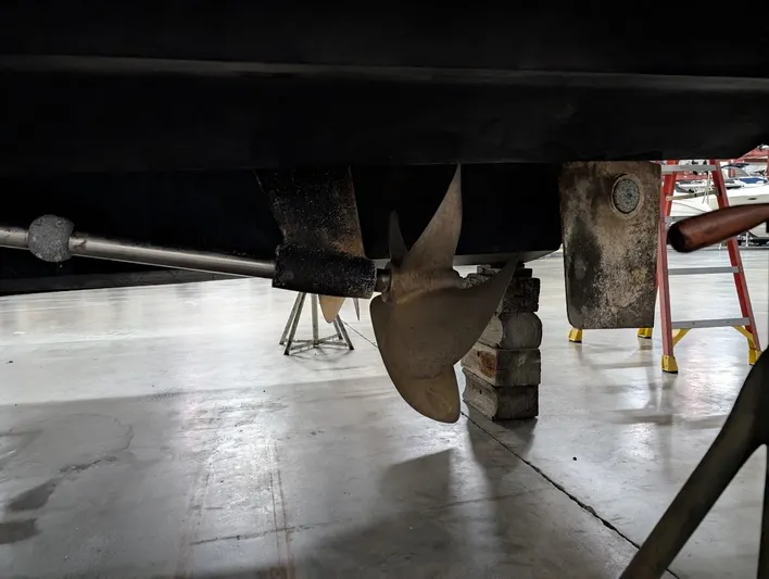 The Last Run Yacht Photos Pics Propeller of 2003 Cruisers Yachts 5000 Sport Sedan in a workshop setting.