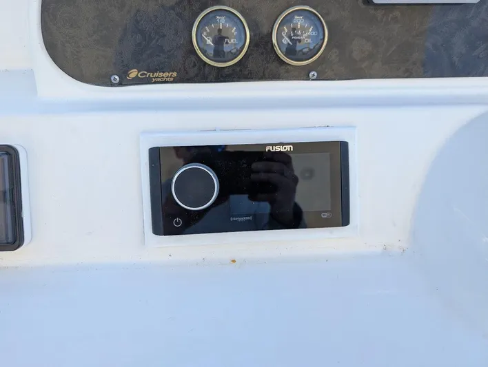 The Last Run Yacht Photos Pics Control panel of 2003 Cruisers Yachts 5000 Sport Sedan with Fusion stereo system.