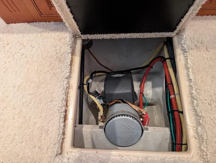 The Last Run Yacht Photos Pics 2003 Cruisers Yachts 5000 Sport Sedan engine compartment with visible wiring and components.