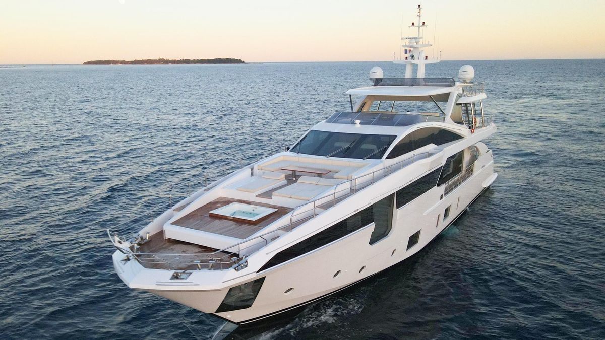 2017 Azimut 114 