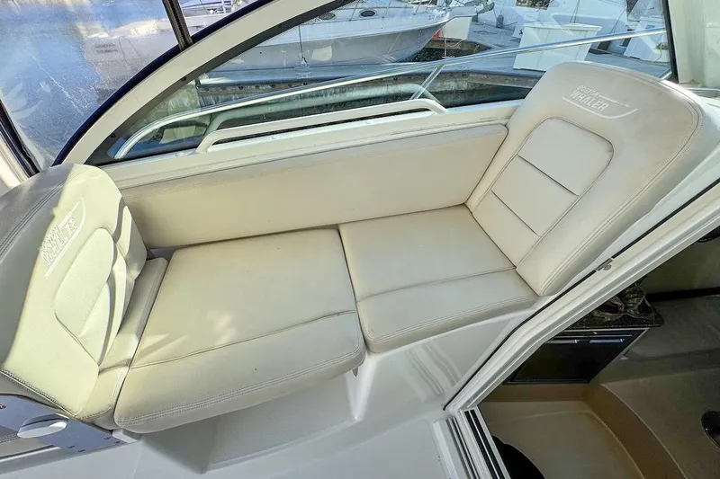 Libres Y Lokos Yacht Photos Pics 2016 Boston Whaler 285 Conquest interior seating, featuring comfortable beige cushions.