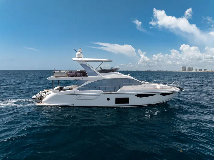  Yacht Photos Pics Azimut Fly 60 yacht cruising on open sea under clear blue sky, 2022 model.