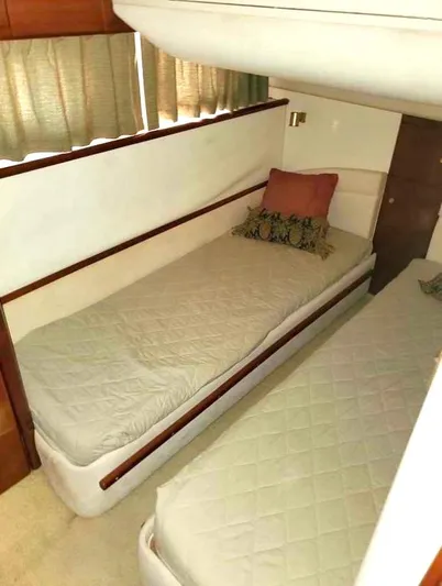  Yacht Photos Pics 1998 Viking Sports Cruiser cabin with twin beds, beige bedding, and decorative pillows.