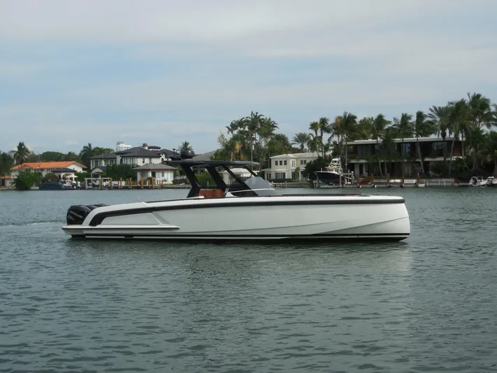 Smart Yacht Photos Pics Vanquish 40 Smart - Profile on water