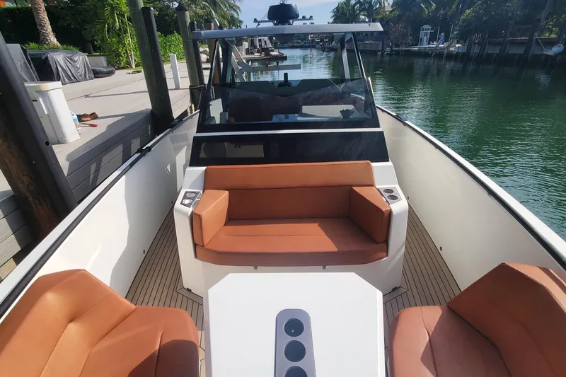 Smart Yacht Photos Pics Vanquish 40 Smart - Forward seating