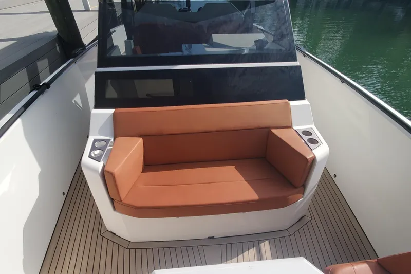 Smart Yacht Photos Pics Vanquish 40 Smart - Forward seating