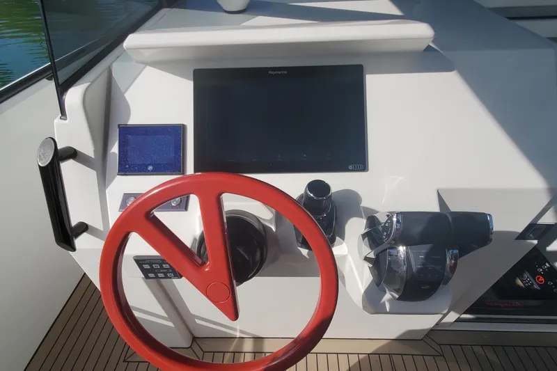 Smart Yacht Photos Pics Vanquish 40 Smart - Helm electronics