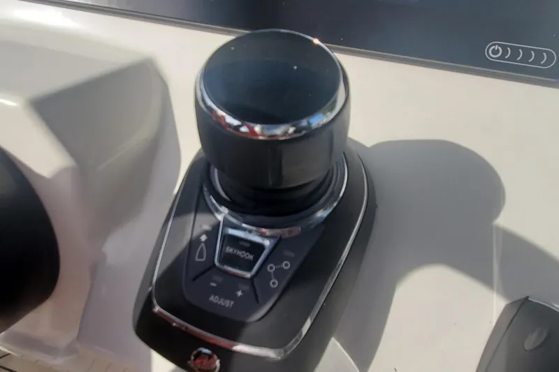 Smart Yacht Photos Pics Vanquish 40 Smart - Joystick