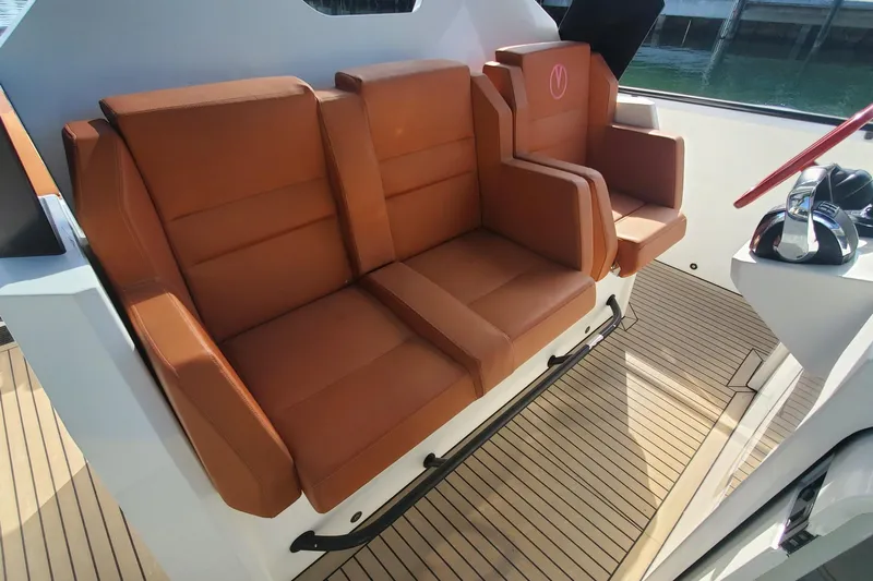 Smart Yacht Photos Pics Vanquish 40 Smart - Helm seating