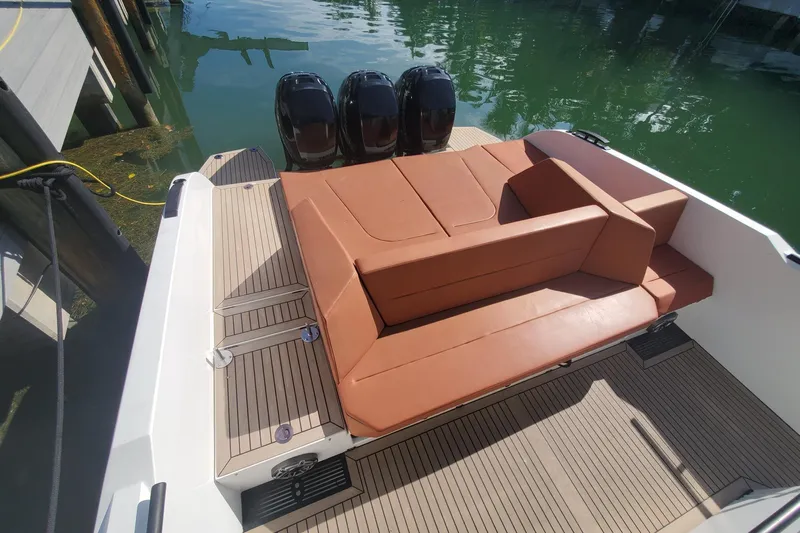 Smart Yacht Photos Pics Vanquish 40 Smart - Aft seating