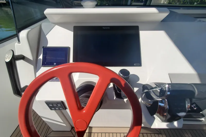 Smart Yacht Photos Pics Vanquish 40 Smart - Helm electronics