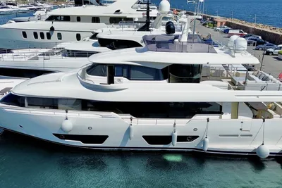2016 Custom Line Navetta 28