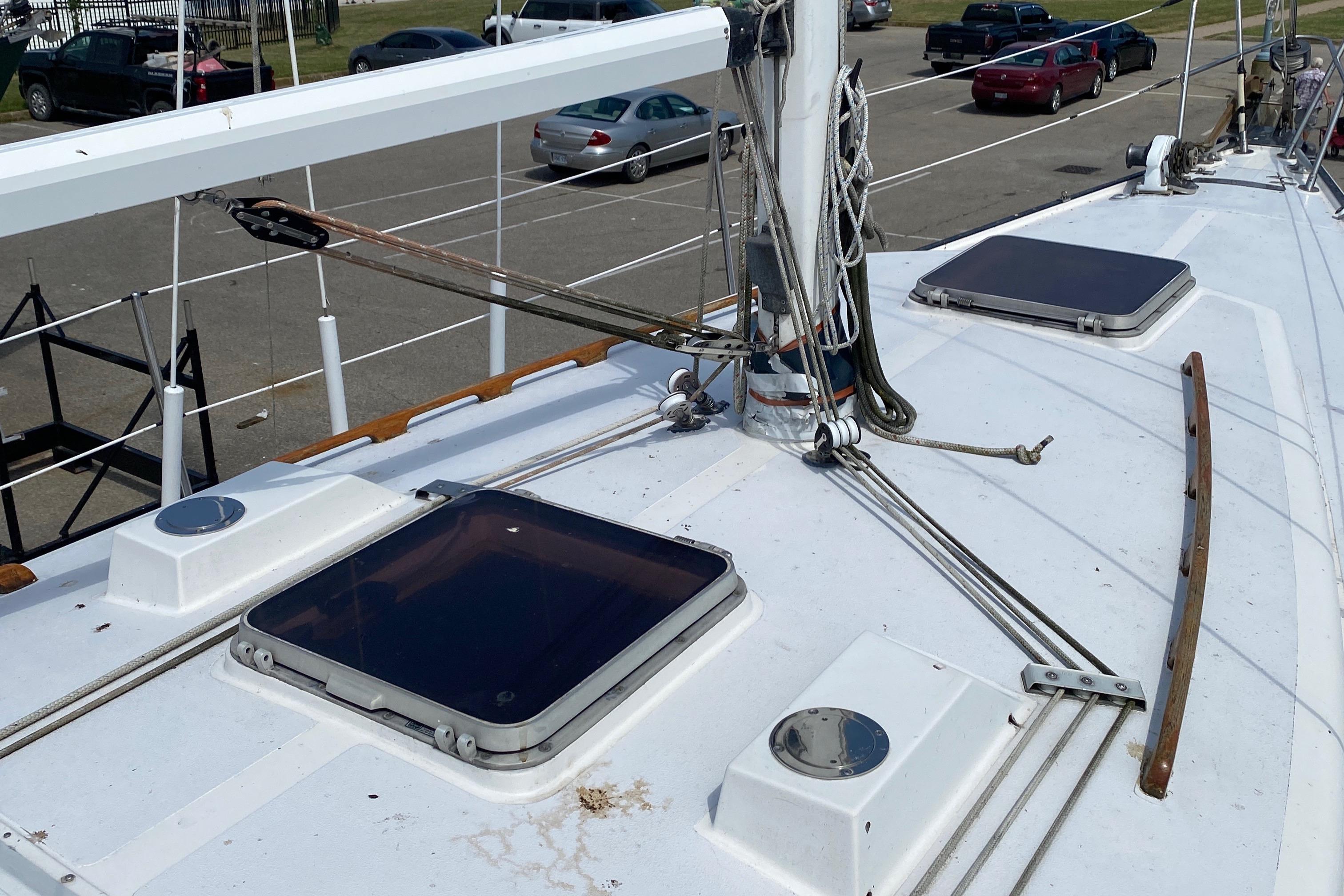 Deck of 1985 Aloha 34 sailboat with hatches and rigging.
