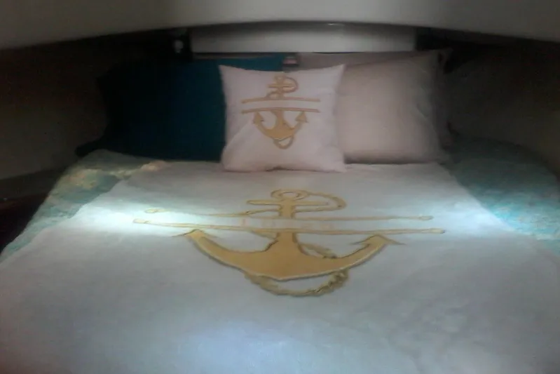 Lusea Yacht Photos Pics Cozy cabin bed in 1997 Mainship 350 with anchor-themed bedding.