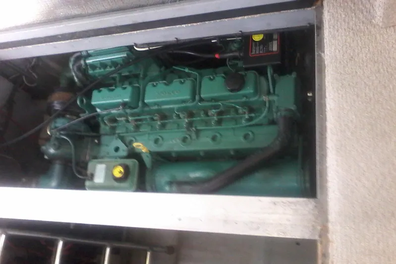 Lusea Yacht Photos Pics Engine compartment of a 1997 Mainship 350 boat, featuring a green Volvo engine.