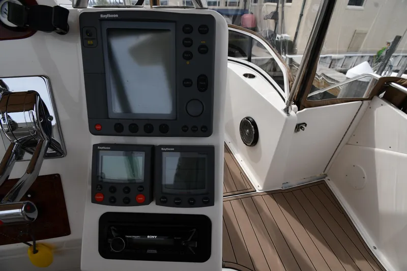 Lady Louise Yacht Photos Pics Control panel of a 2000 Silverton 392 Motor Yacht with navigation equipment.