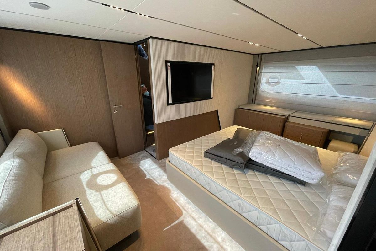 2021 Ferretti Yachts 73 