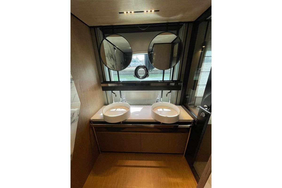 2021 Ferretti Yachts 73 