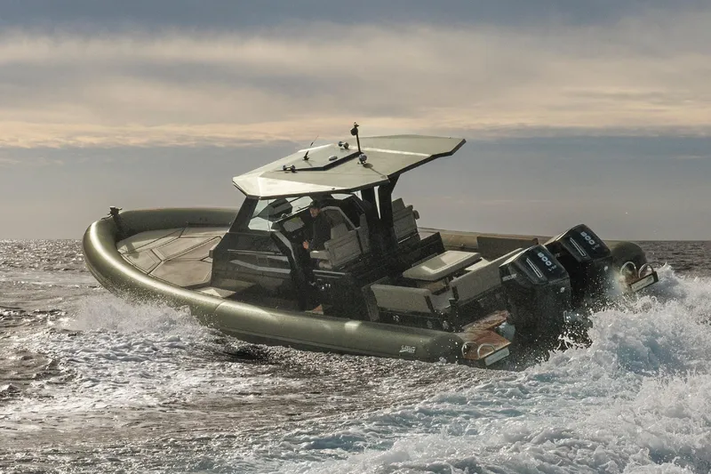  Yacht Photos Pics Sea Water Ghost 420 boat on rough seas, model year 2026.