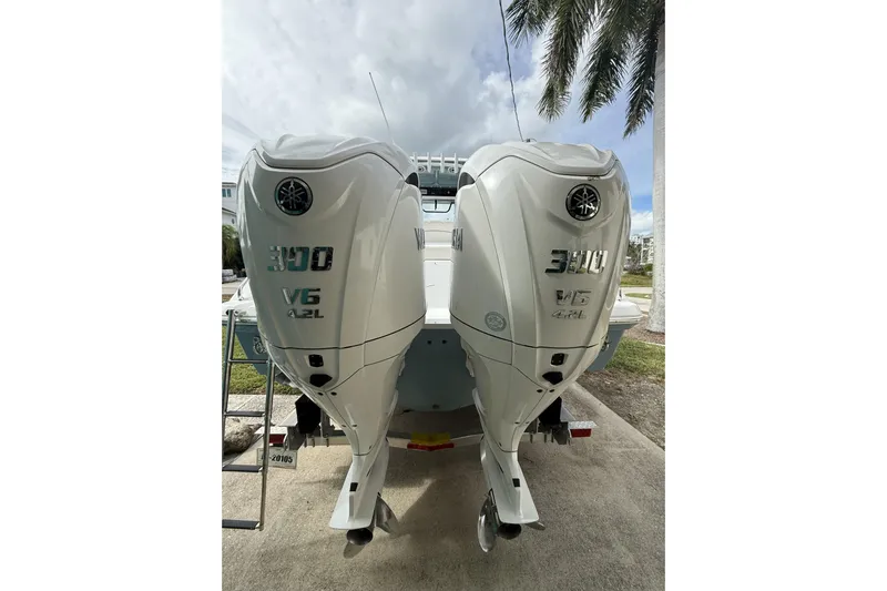  Yacht Photos Pics Twin Yamaha 300 V6 outboard engines on a 2025 Sea Hunt Escape 28 boat.