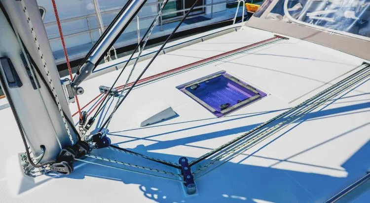 New Horizon Yacht Photos Pics Beneteau Oceanis 45 (2018) yacht deck with rigging and hatch.